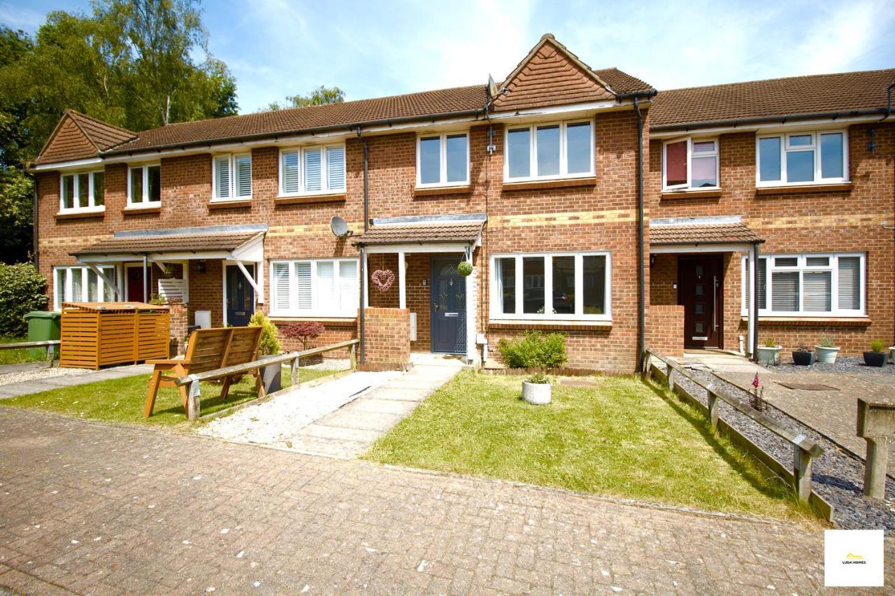 Camberley Spacious And Comfy 3 Bedroom Home, Next To Frimley Hospital With Parking Exterior photo